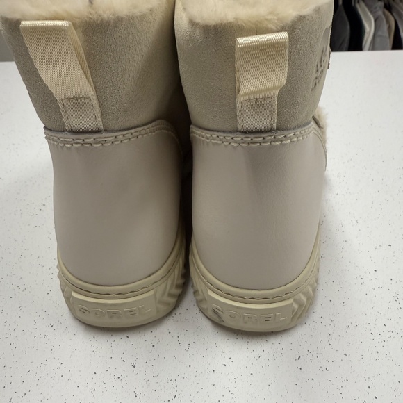 Sorel oNA Ave Alpine Boot. Weatherproof size 9 - Picture 5 of 7